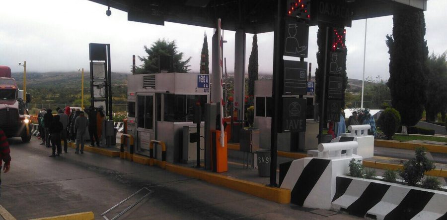 Normalistas toman Caseta de Suchixtlahuaca
