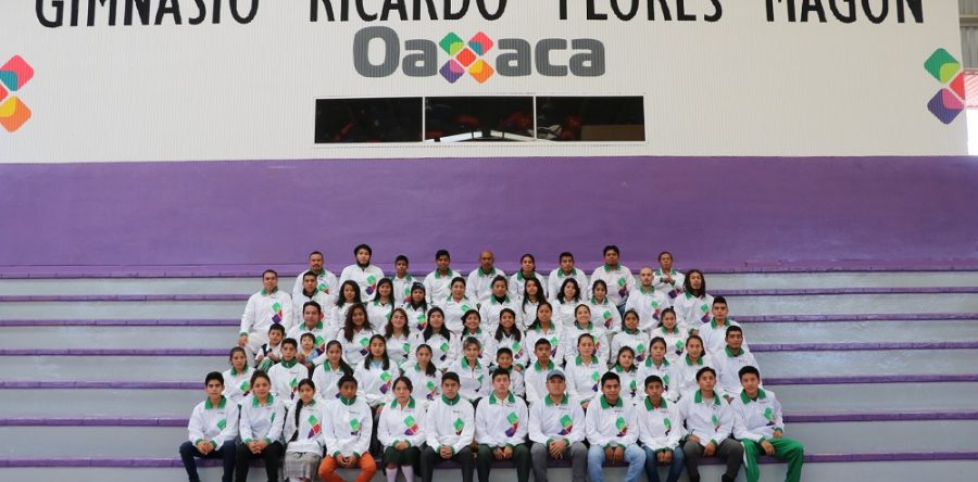Entregan uniformes a deportistas que participarán en Juegos Nacionales Populares 2017