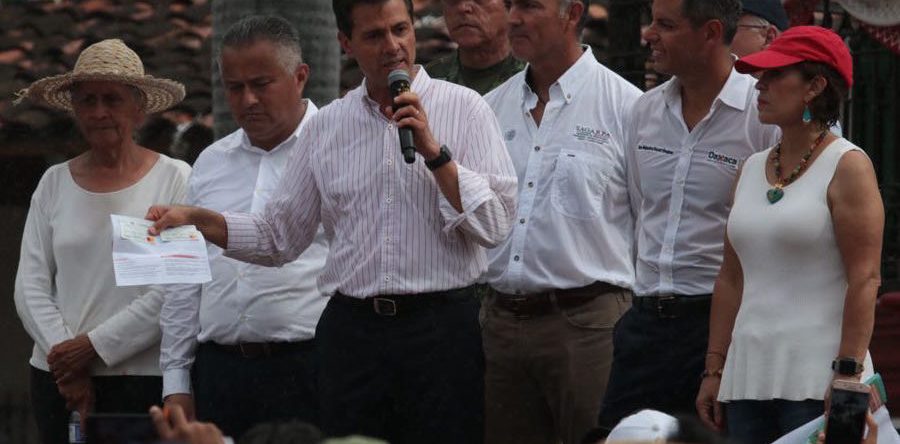 Anuncian entrega de tarjetas para reconstrucción de Juchitán