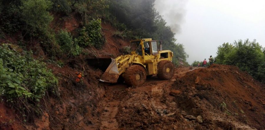 Atiende CAO derrumbes por intensas lluvias en Sierra Sur y Sierra Norte