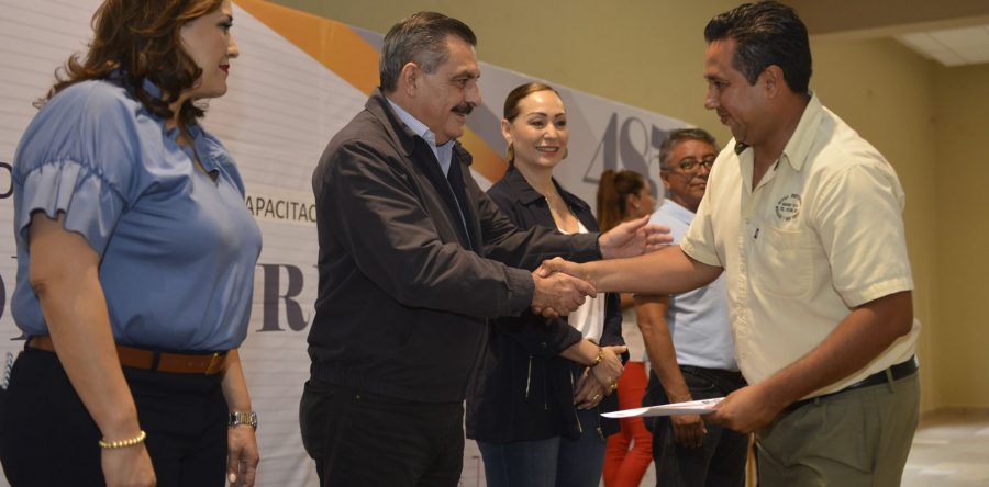 Certifica Gobierno Municipal a taxistas para mejorar la atención al turista
