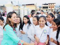 Cumple Mariana Benítez con alumnado de la secundaria Juan Rulfo de Santa Catarina Juquila