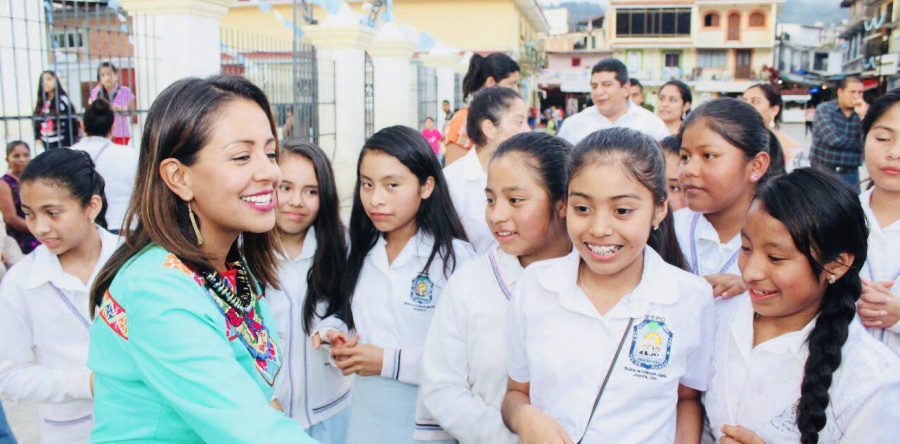 Cumple Mariana Benítez con alumnado de la secundaria Juan Rulfo de Santa Catarina Juquila