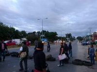 Con bloqueo piden reparación de escuela de Santa Rosa dañada por sismos.