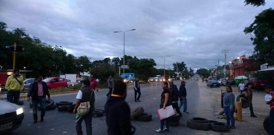 Con bloqueo piden reparación de escuela de Santa Rosa dañada por sismos.