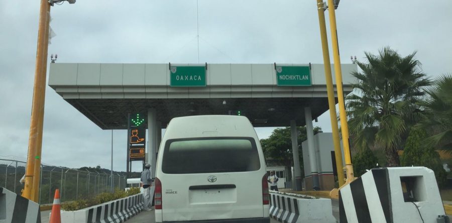 Colonias Unidas toman Casetas de cobro de Huitzo.