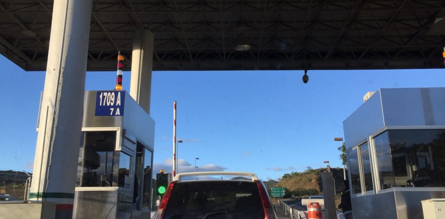 Normalistas de Tlacochahuaya toman Caseta de Huitzo.