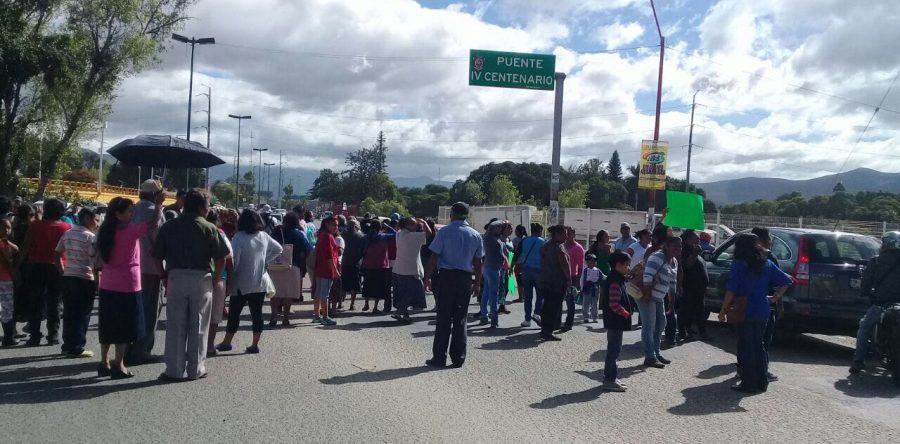 Vecinos de San Juan Chapultepec se inconforman por el servicio de su Centro de Salud.