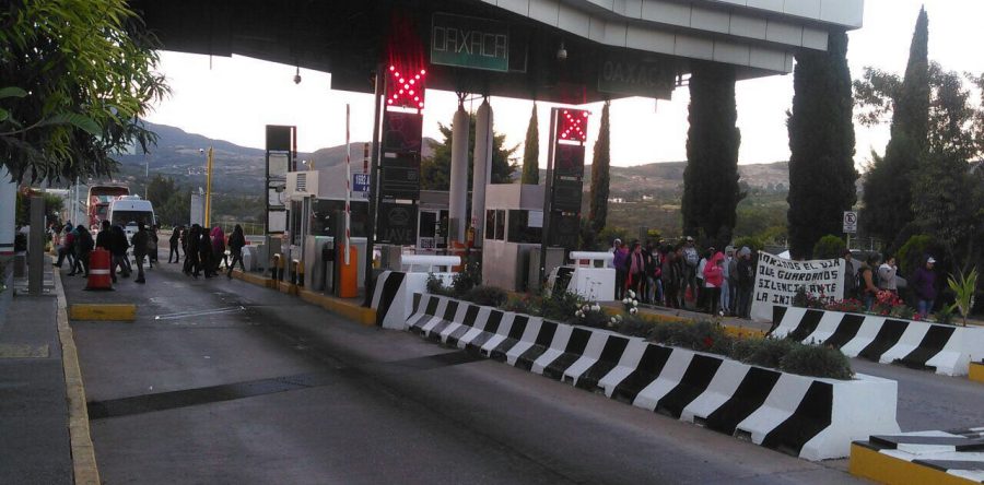 Normalistas toman Casetas de Peaje en el estado.