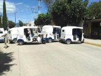Mototaxistas bloquearon el acceso a Ocotlán de Morelos.