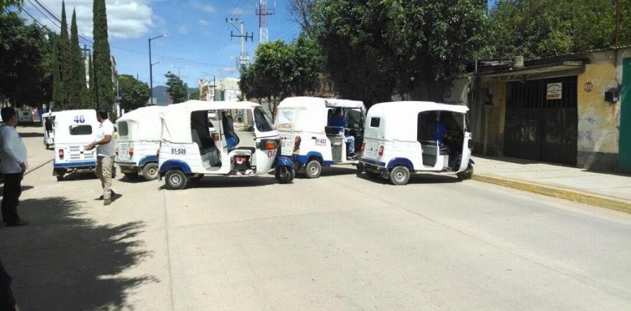 Mototaxistas bloquearon el acceso a Ocotlán de Morelos.