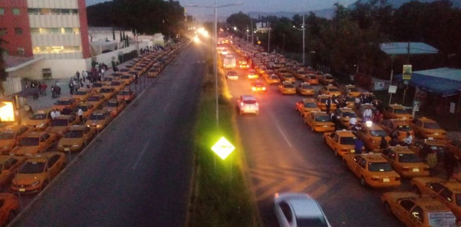 Corrupción y pirataje moviliza a taxistas a Ciudad Administrativa