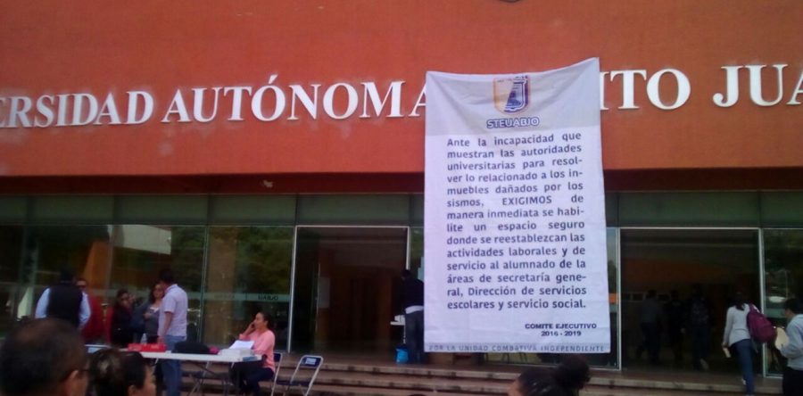 Emplazan trabajadores a rector de la UABJO para dar a conocer situación financiera