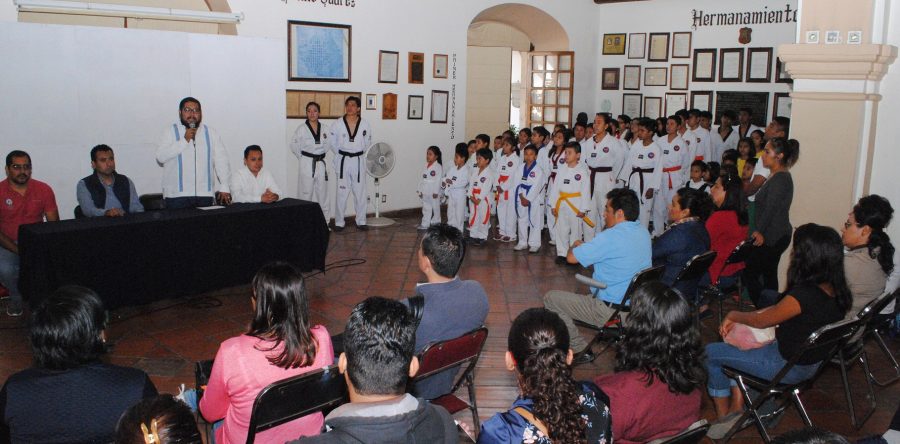 Entregan equipo deportivo a practicantes de taekwondo