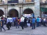 Trabajadores del Hospital Civil protestan en Palacio de Gobierno.