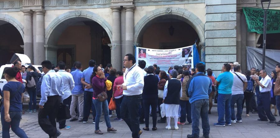 Trabajadores del Hospital Civil protestan en Palacio de Gobierno.