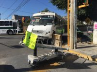 Trabajadores del Hospital Civil bloquean fuente de las 8 regiones