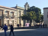 Continúan alumnos de Derecho tomando clases en la calle