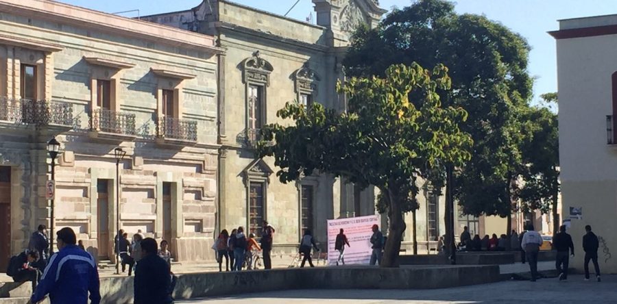 Continúan alumnos de Derecho tomando clases en la calle
