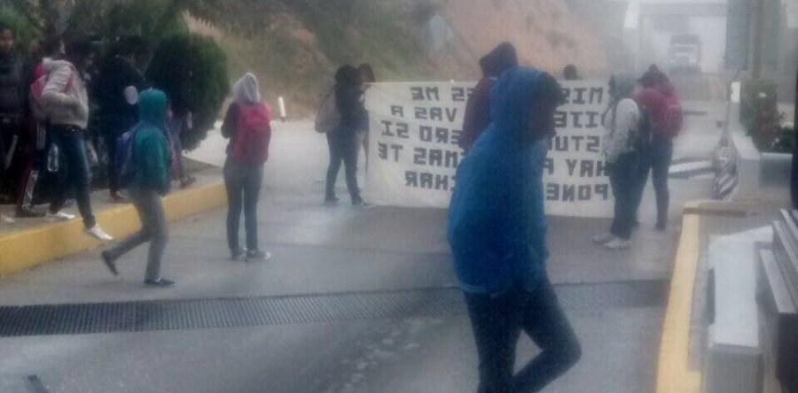 Normalistas de Tamazulapan toman Caseta de Suchixtlahuaca