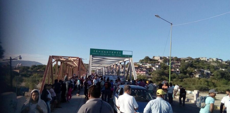 Padres de Familia de San Blas Atempa bloquean Puente de Fierro