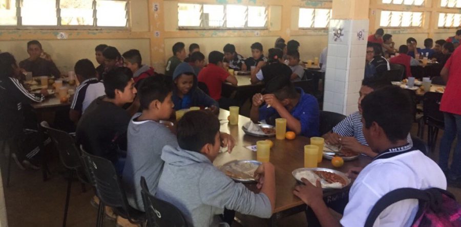 Recibe Internado-Escuela de Reyes Mantecón dotación de víveres