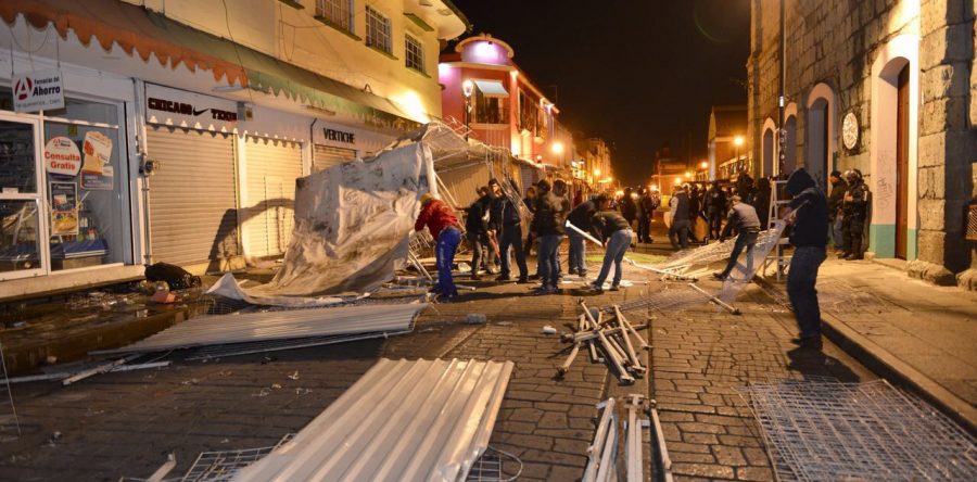 En operativo conjunto, retiran 120 puestos semifijos de la primera calle de Flores Magón