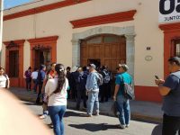 Habitantes de la Sierra Sur protestan en las oficinas de los Servicios de Salud