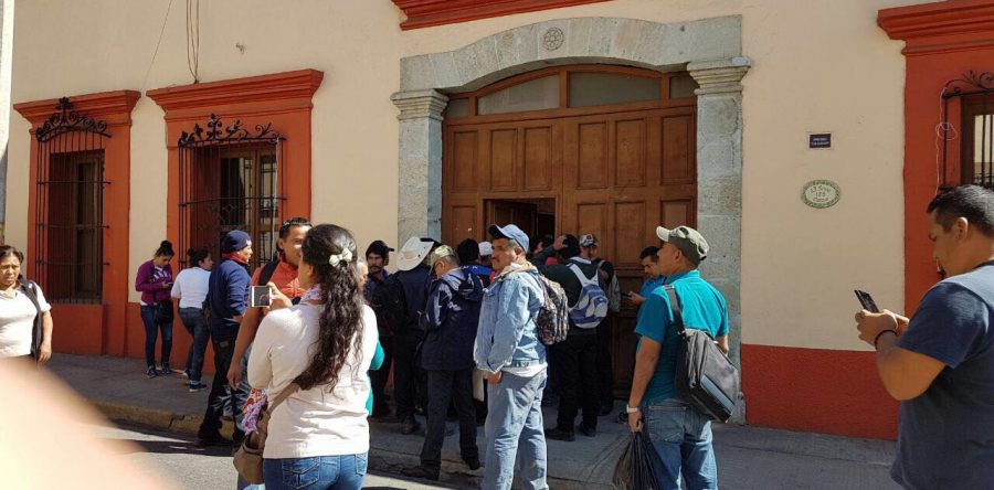 Habitantes de la Sierra Sur protestan en las oficinas de los Servicios de Salud