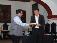 Imparten a capitalinos conferencia sobre cómo enfrentar adversidades de la vida