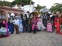 Catrinas y catrines inundan de tradición al Barrio de Xochimilco