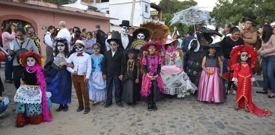 Catrinas y catrines inundan de tradición al Barrio de Xochimilco