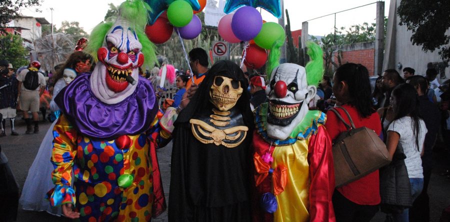 Música y teatro deleitan al público que abarrotó la Plaza de la Danza