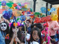 Sorprenden calaveras gigantes a oaxaqueños y visitantes