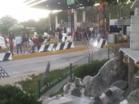 De nuevo, normalistas toman caseta de peaje en Huitzo