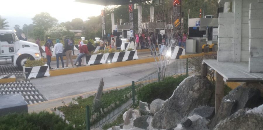 De nuevo, normalistas toman caseta de peaje en Huitzo