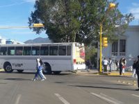 Nuevamente bloquean trabajadores del Hospital Civil