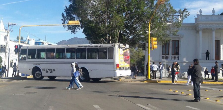 Nuevamente bloquean trabajadores del Hospital Civil