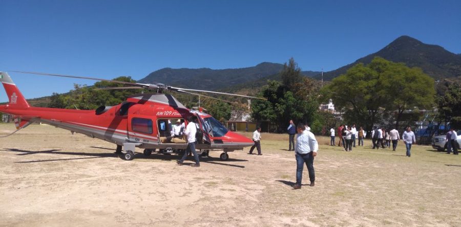 Burla gobernador boicot de maestros, llega “volando” a municipio eteco