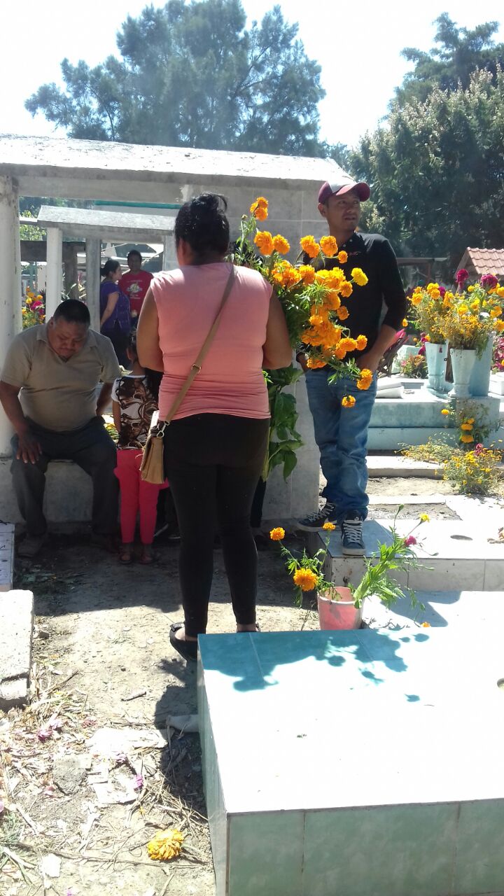 Entre música, bebida y alegría recibe Mitla a sus muertos