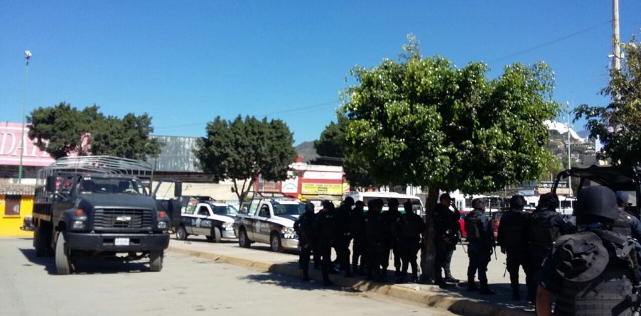 A la expectativa elementos policiacos ante bloqueos en la capital y regiones de Oaxaca