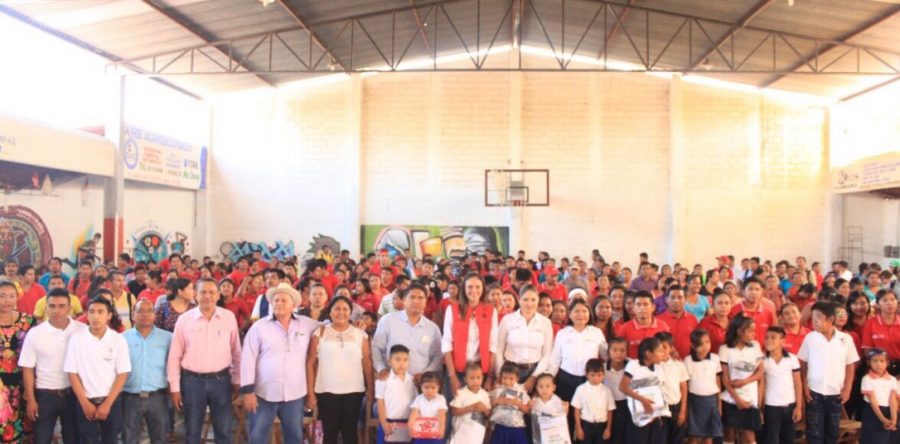 Entrega CONAFE uniformes y material didáctico a escuelas de la coordinación Regional de Tehuantepec