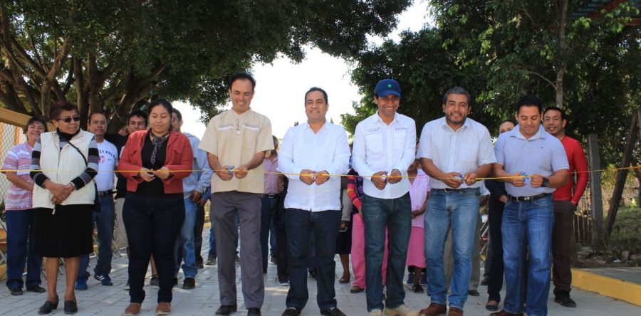 Inaugura diputado Toribio López pavimentación en Agencia Esquipulas de Xoxocotlán