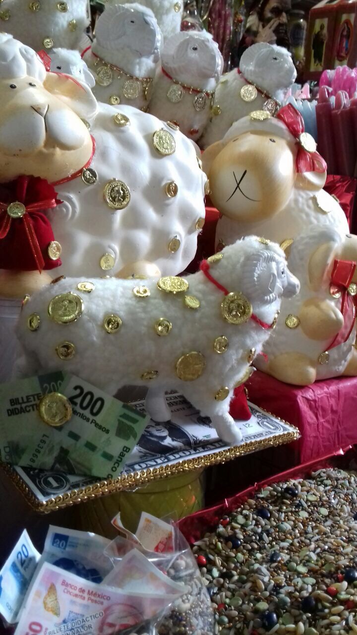 Comienzan rituales de año nuevo para atraer fortuna, amor y enfrentar gasolinazos