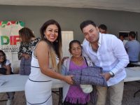 Raúl Cruz entrega cobijas a los grupos más vulnerables de Santa Lucía del Camino.