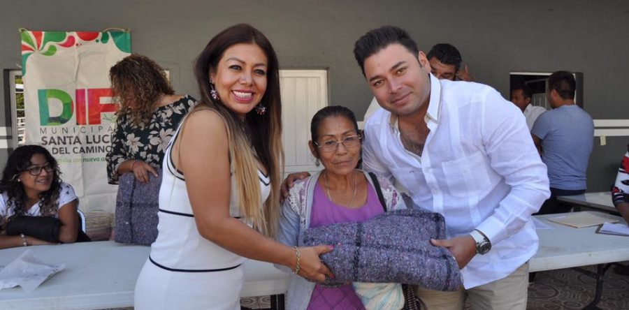Raúl Cruz entrega cobijas a los grupos más vulnerables de Santa Lucía del Camino.