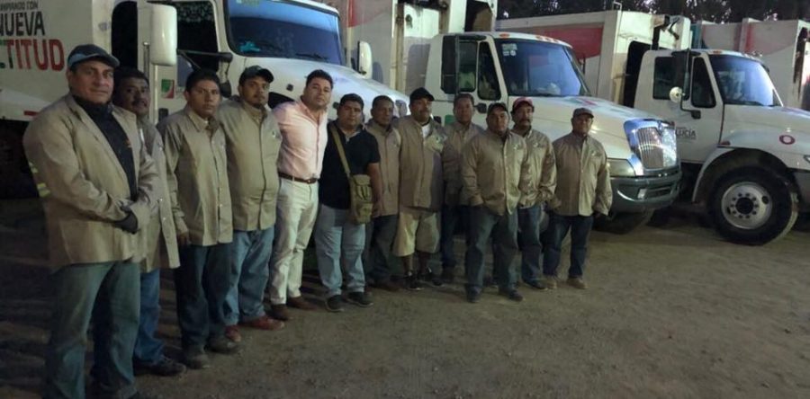 Dota Raúl Cruz de uniformes a personal de recolección de basura.