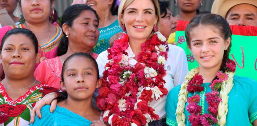 Ivette Morán de Murat realiza gira de trabajo en la Sierra Sur