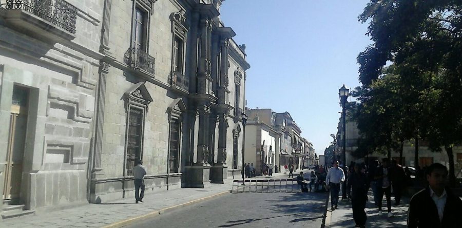 Incumple UABJO recomendación de DDHPO; estudiantes toman Av. Independencia de nuevo