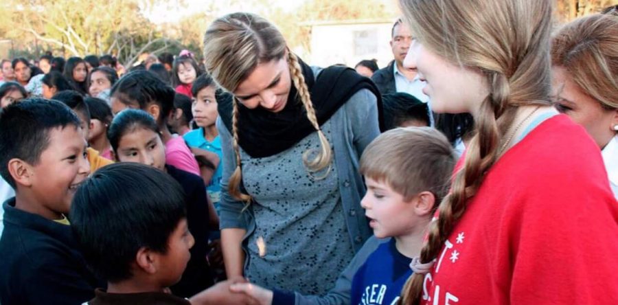 Ivette Morán de Murat y Mariana Nassar Piñeyro, participan en posada con familias de la Colonia Renacimiento